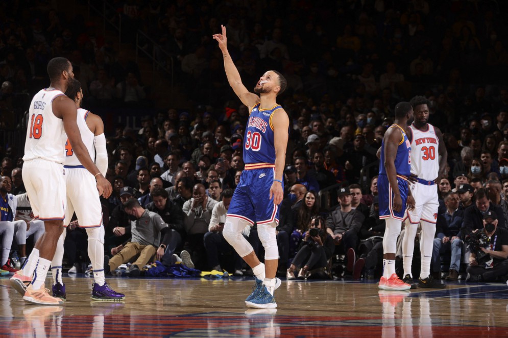 Stephen Curry comemora ponto no jogo Golden State Warriors x New York Knicks, no Madison Square Garden, pela NBA(Foto: Nathaniel S. Butler / NBAE / Getty Images / Getty Images via AFP)