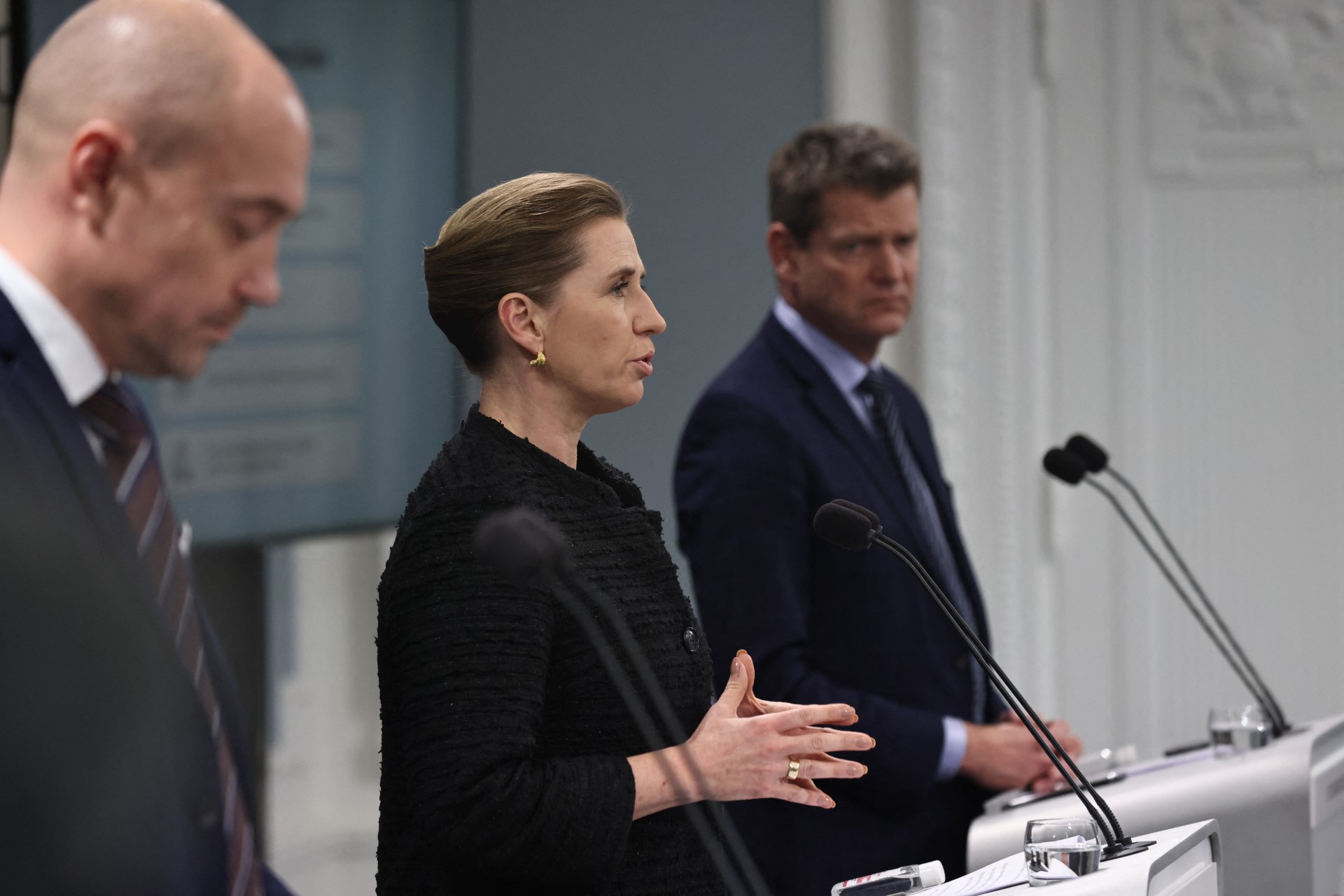 O Ministro da Saúde da Dinamarca, Magnus Heunicke, a Primeira Ministra da Dinamarca Mette Frederiksen e o Diretor do Conselho Nacional de Saúde Soren Brostrom dão uma entrevista coletiva conjunta sobre a situação de pandemia (Foto: OLAFUR STEINAR GESTSSON / RITZAU SCANPIX / AFP)