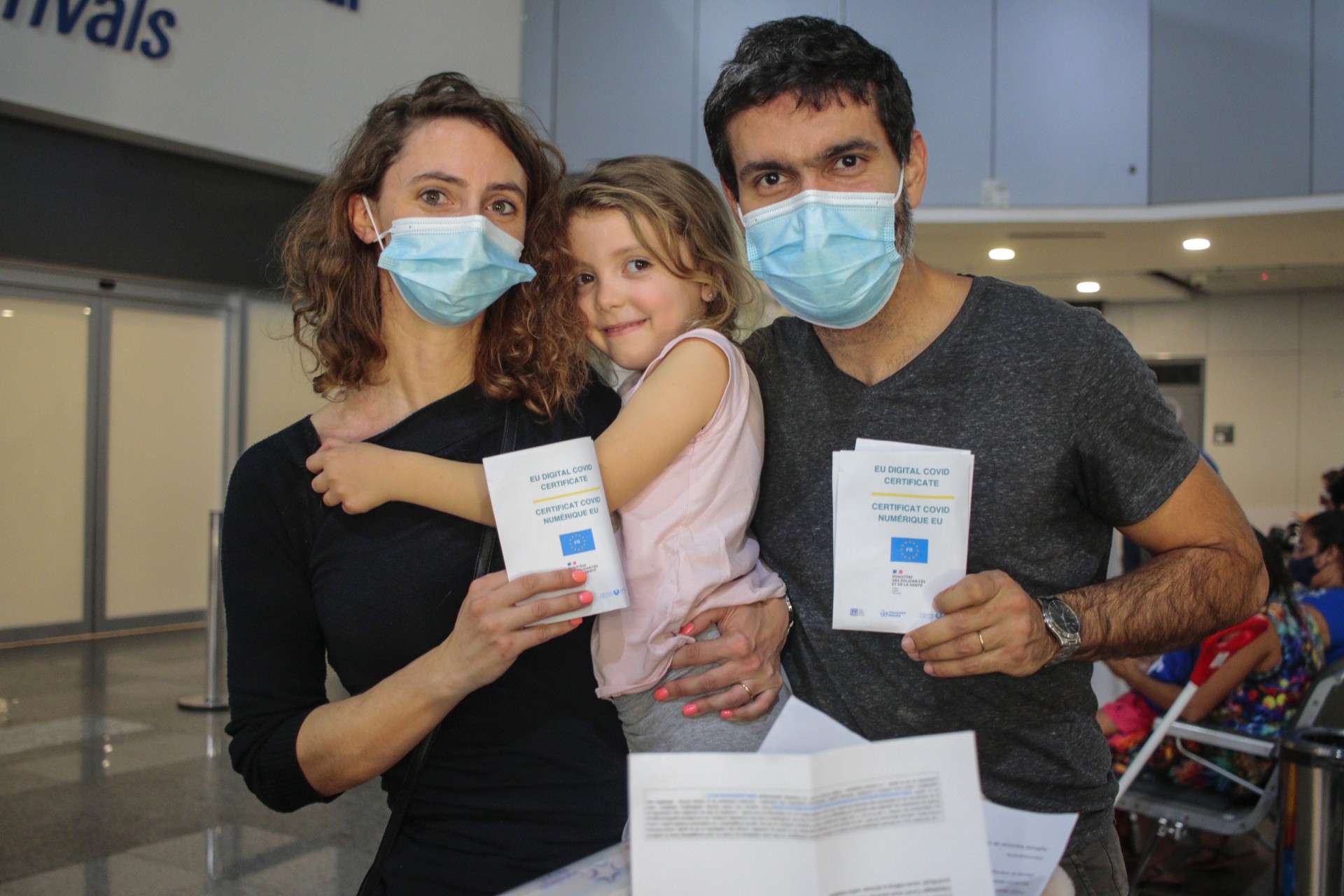 ￼PEDRO COELHO, 34, e esposa francesa Jezabelle Simon, 35, tiveram que mostrar o passaporte da vacina (Foto: Bárbara Moira)