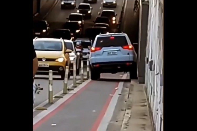 Carro invadiu ciclofaixa enquanto circulava na contramão 