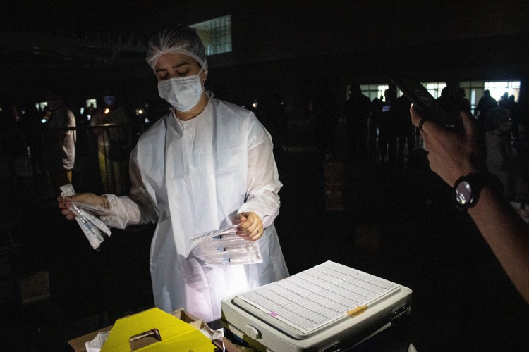  Mesmo com oscilação de energia vacinação continuou no Centro de Eventos 