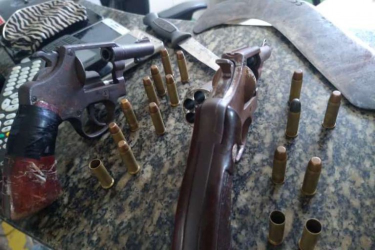 Dois revólveres de calibre 38 e 17 munições foram apreendidas 