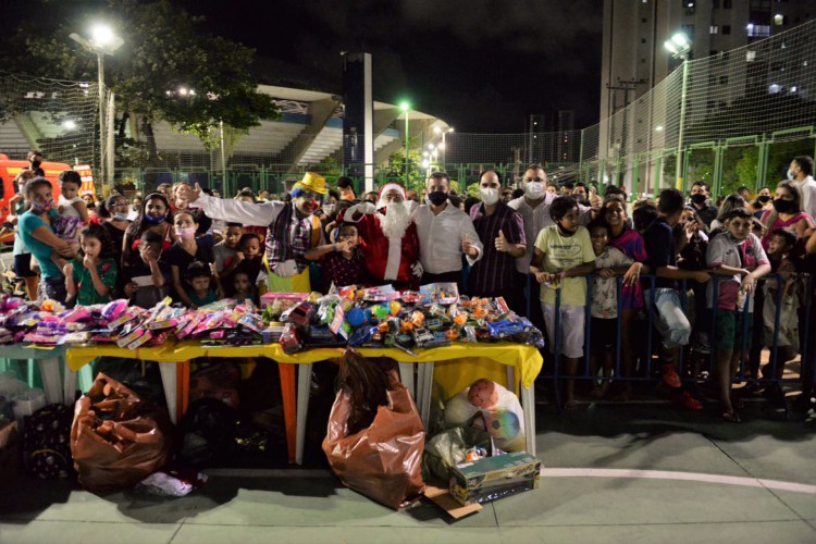 Brinquedos foram distribuídos às crianças do projeto de futsal Falcões da Vila, realizado pela Associação Mão na Consciência