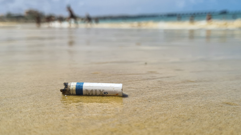 Bitucas de cigarros são maioria entre resíduos sólidos encontrados na Praia dos Crush