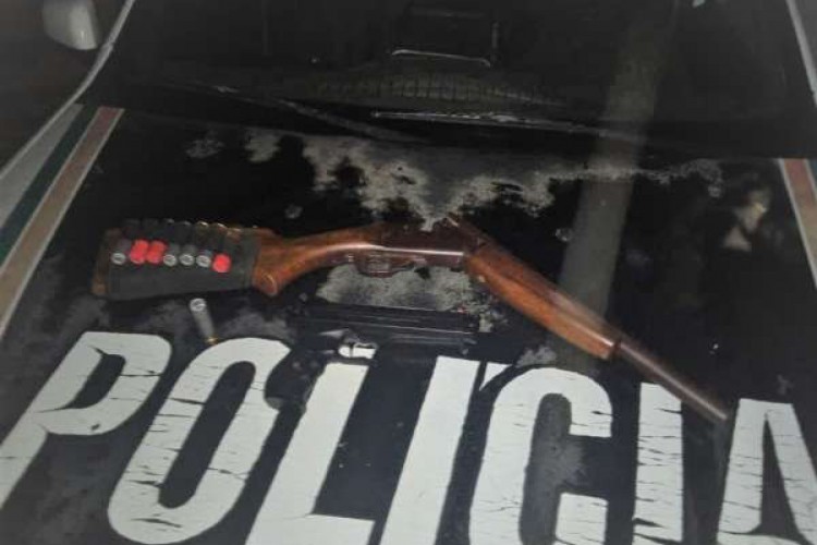 Foram apreendidos uma espingarda calibre 12, oito munições e um simulacro de pistola