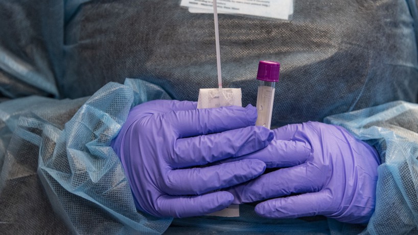 Médico prepara um teste de PCR Covid-19 no East Boston Neighborhood Health Center em Boston, Massachusetts(foto: JOSEPH PREZIOSO / AFP)