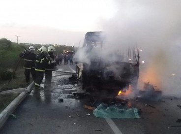 O fogo atingiu o ônibus que levava passageiros de Aracati para realização de hemodiálise  