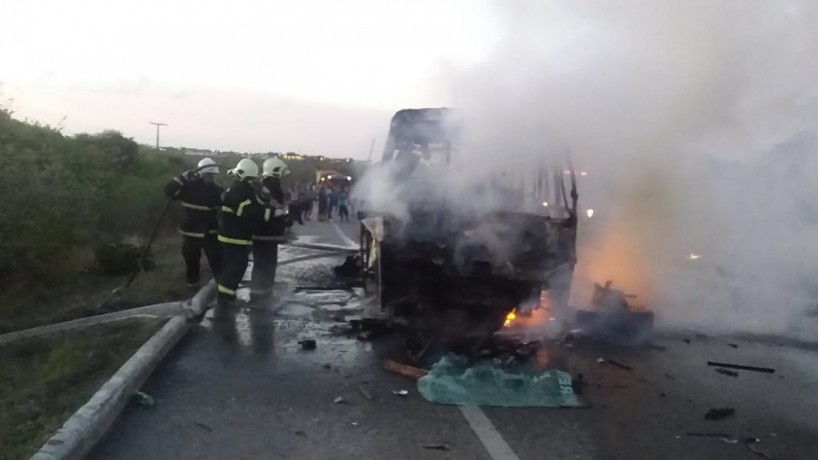 O fogo atingiu o ônibus que levava passageiros de Aracati para realização de hemodiálise (foto: Divulgação/Corpo de Bombeiros )