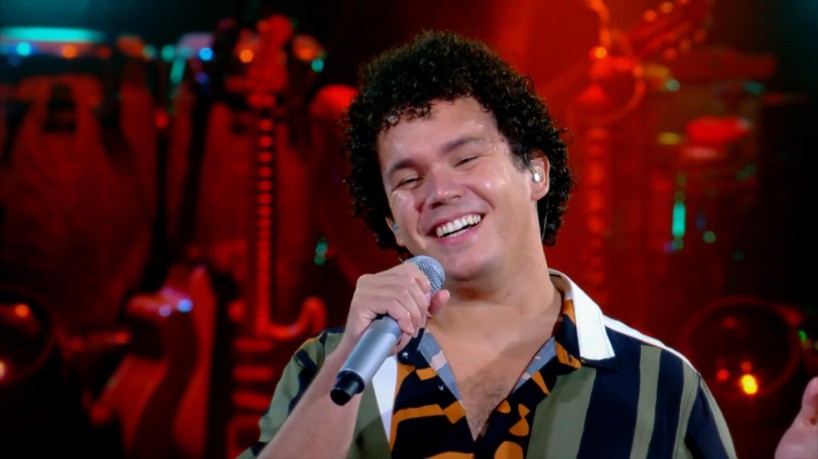 O cearense Giuliano Eriston, de 24 anos, foi o grande vencedor da décima temporada de The Voice Brasil na noite desta quinta-feira (23/12)(foto: Reprodução / TV Globo)