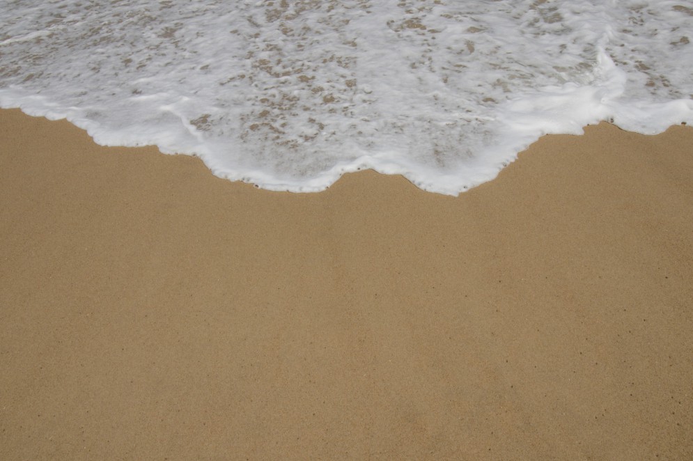 Renda de mar sobre a areia da praia na orla de Fortaleza: poesia da natureza(Foto: Thais Mesquita)