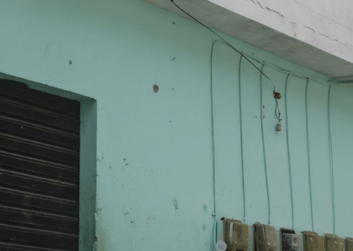 Chacina na Sapiranga deixa 6 mortos na noite de Natal. Marcas de disparos de arma de fogo estavam em um dos muros do bairro