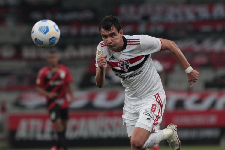 S&atilde;o Paulo joga contra o Athletico-PR hoje, domingo, 10, pelo Brasileir&atilde;o S&eacute;rie A 2022; veja onde assistir ao vivo e hor&aacute;rio. 