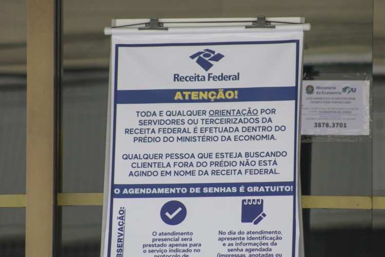 ￼Anúncio na fachada do prédio da Receita Federal, localizado no bairro Aldeota.