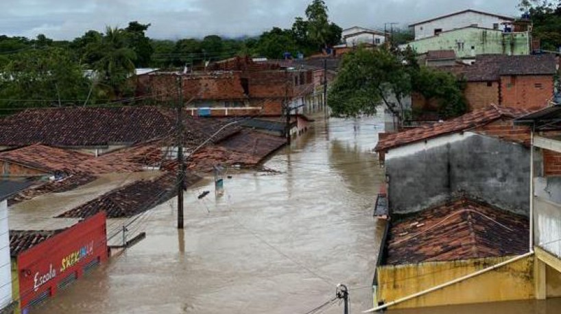 Em decorrência do mau tempo, o rio do município de Dário Meira, chamado Gongogi, transbordou, deixando a maioria das casas submersas(foto: Arquivo pessoal)