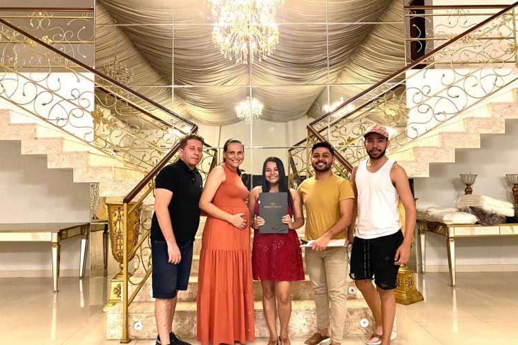 A primeira reunião no novo espaço para celebrar o casamento do casal Kelly de Sá e João Gadelha aconteceu nessa segunda-feira, 27