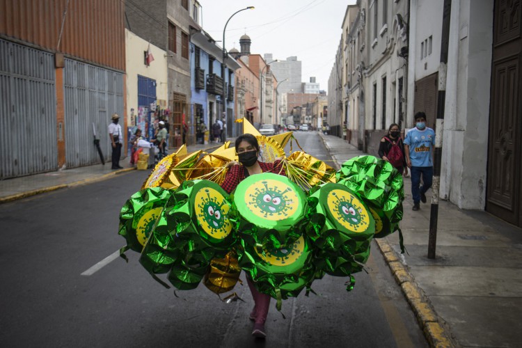 Rituais de Ano Novo no Peru incluem passar ovo pela cabe&ccedil;a, ou ainda banhos de flores e queima de pinata dos pol&iacute;ticos mais odiados como o presidente peruano Pedro Castillo e o venezuelano Nicolas Maduro. Pinatas do coronav&iacute;rus tamb&eacute;m n&atilde;o faltar&atilde;o na passagem do ano