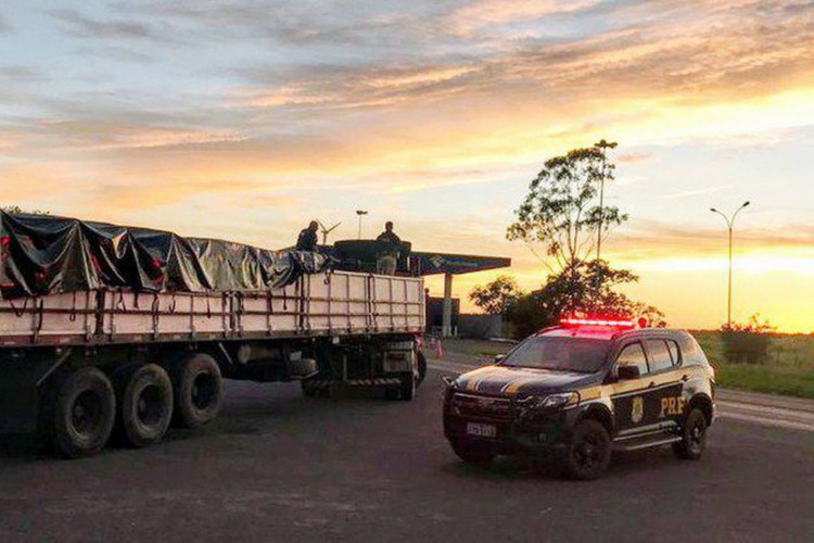 PRF apreende carreta com mercadorias ilegais no Rio Grande do Sul