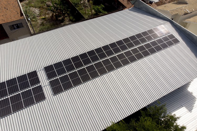 Placa solar instalada no telhado de academia em Fortaleza