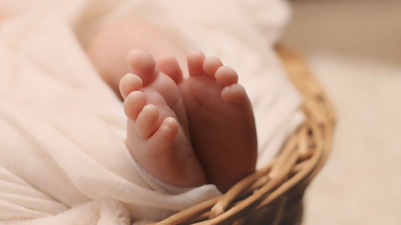 A criança que nasceu com pouco mais de 1 kg e apenas 5 meses, segundo o atestado de óbito, foi dada como natimorta