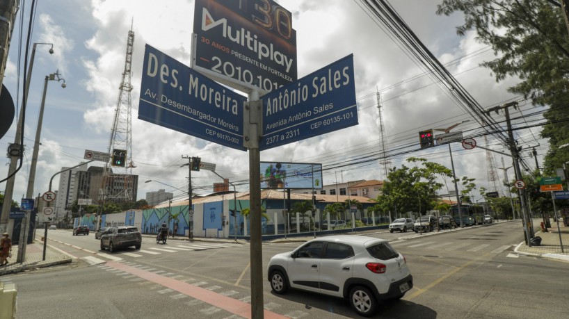 FORTALEZA, CE, BRASIL, 29.12.2021: Transito mais calmo pos-natal. Avenidas de Fortaleza tem  pouco movimento de carros. Cruzamento das Av. Desembargador Moreira com Av. Antonio Sales(Foto:Thais Mesquita/OPOVO) 