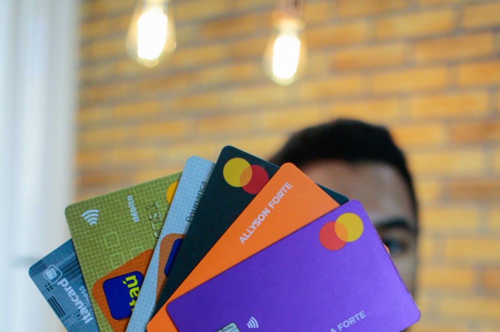 Cartão de crédito se torna um risco para o orçamento, vide a elevação do rotativo (Foto: Bárbara Moira)