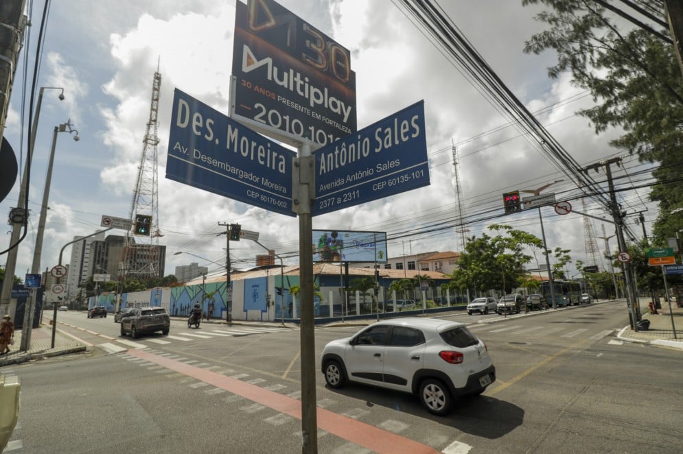 FORTALEZA, CE, BRASIL, 29.12.2021: Transito mais calmo pos-natal. Avenidas de Fortaleza tem  pouco movimento de carros. Cruzamento das Av. Desembargador Moreira com Av. Antonio Sales(Foto:Thais Mesquita/OPOVO)