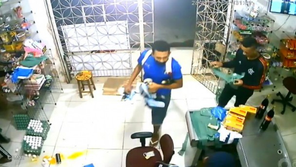 Os criminosos roubaram as mercadorias do comércio em Caucaia 