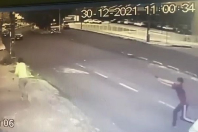 Funcionário estava  na porta de entrada do trabalho quando foi atacado 