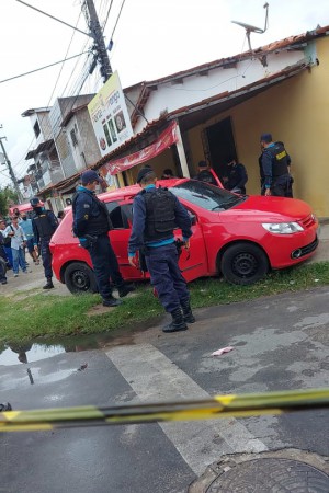 Veículo foi alvo de criminosos no bairro Curió e o motorista morreu após ser baleado 