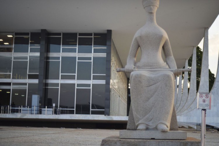Fachada do Supremo Tribunal Federal (STF) com estátua A Justiça, de Alfredo Ceschiatti, em primeiro plano.