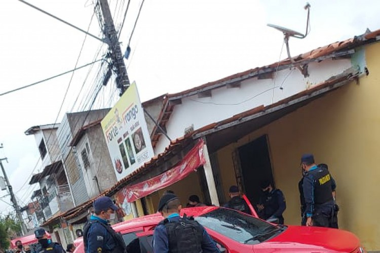 Veículo foi alvo de criminosos no bairro Curió e o motorista morreu após ser baleado 