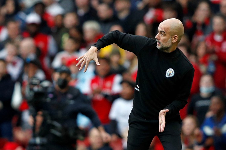 Técnico Pep Guardiola gesticula à beira do campo no jogo Arsenal x Manchester City, no Emirates Stadium, pela Premier League