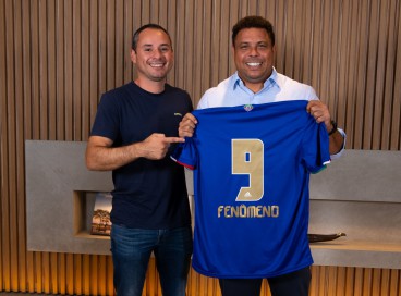 Ex-atacante Ronaldo posa com a camisa do Cruzeiro após a compra do clube 