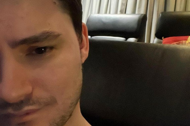 Felipe Neto relata sobre estado depressivo que tem enfrentado nos &uacute;ltimos dias. O Youtuber tamb&eacute;m falou que est&aacute; sendo acompanhado por profissionais de sa&uacute;de, e conta com o apoio de amigos e familiares.