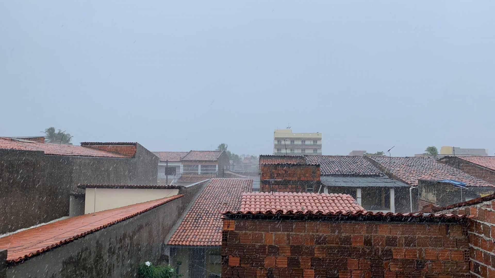 Registro de chuva e tempo nublado no bairro Vila Velha, em Fortaleza