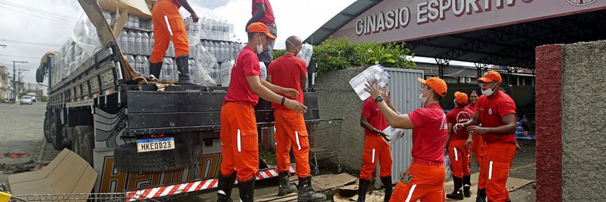 Bombeiros atuam em regiões afetadas pela chuva no interior da Bahia