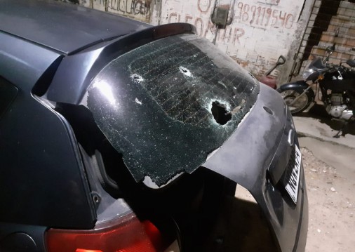 Carro estacionado foi atingido pelos tiros durante confronto no Barroso