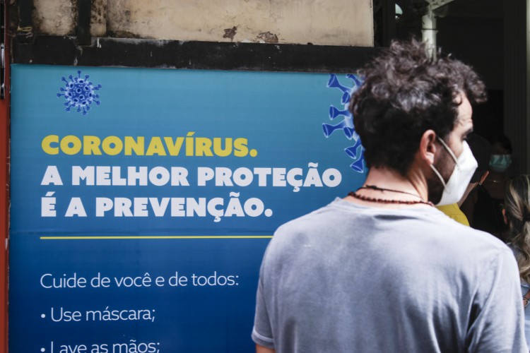 Filas se formam no novo Centro de Testagem Covid, no Hotel Excelsior, Centro, em decorrência do aumento de casos de Covid-19
