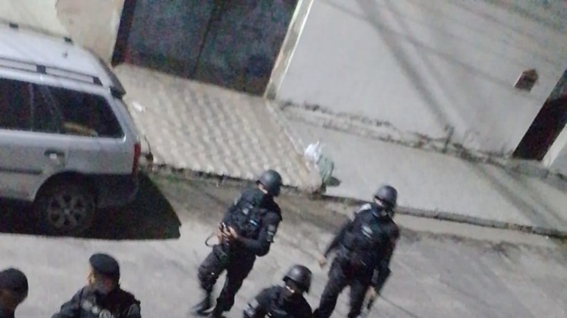 Houve intervenção das forças de segurança em Maracanaú para que o idoso se entregasse (foto: Via Whatsapp O POVO)
