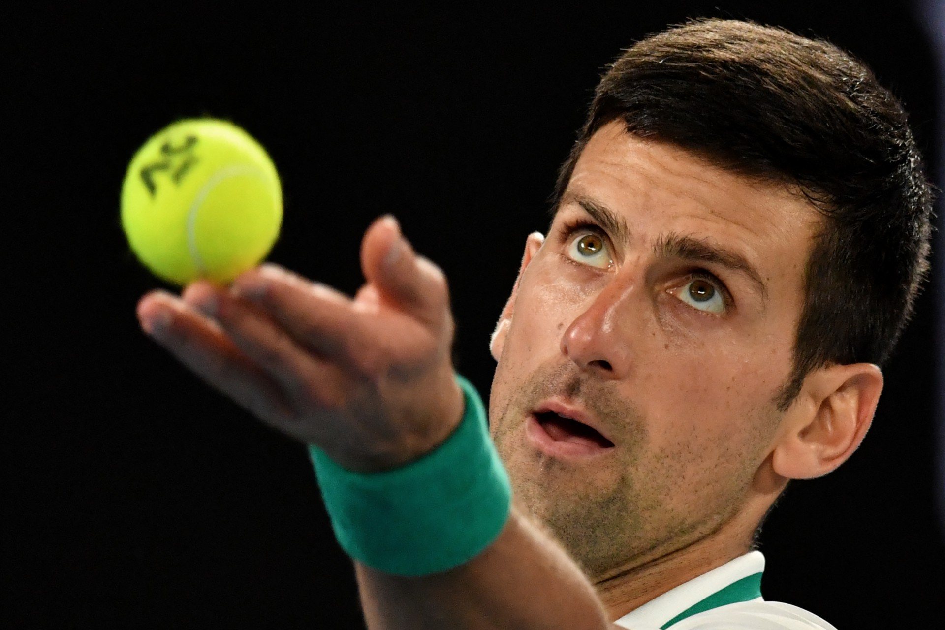 Tenista sérvio Novak Djokovic durante jogo contra Daniil Medvedev no Aberto da Austrália, em Melbourne (Foto: Paul CROCK / AFP)