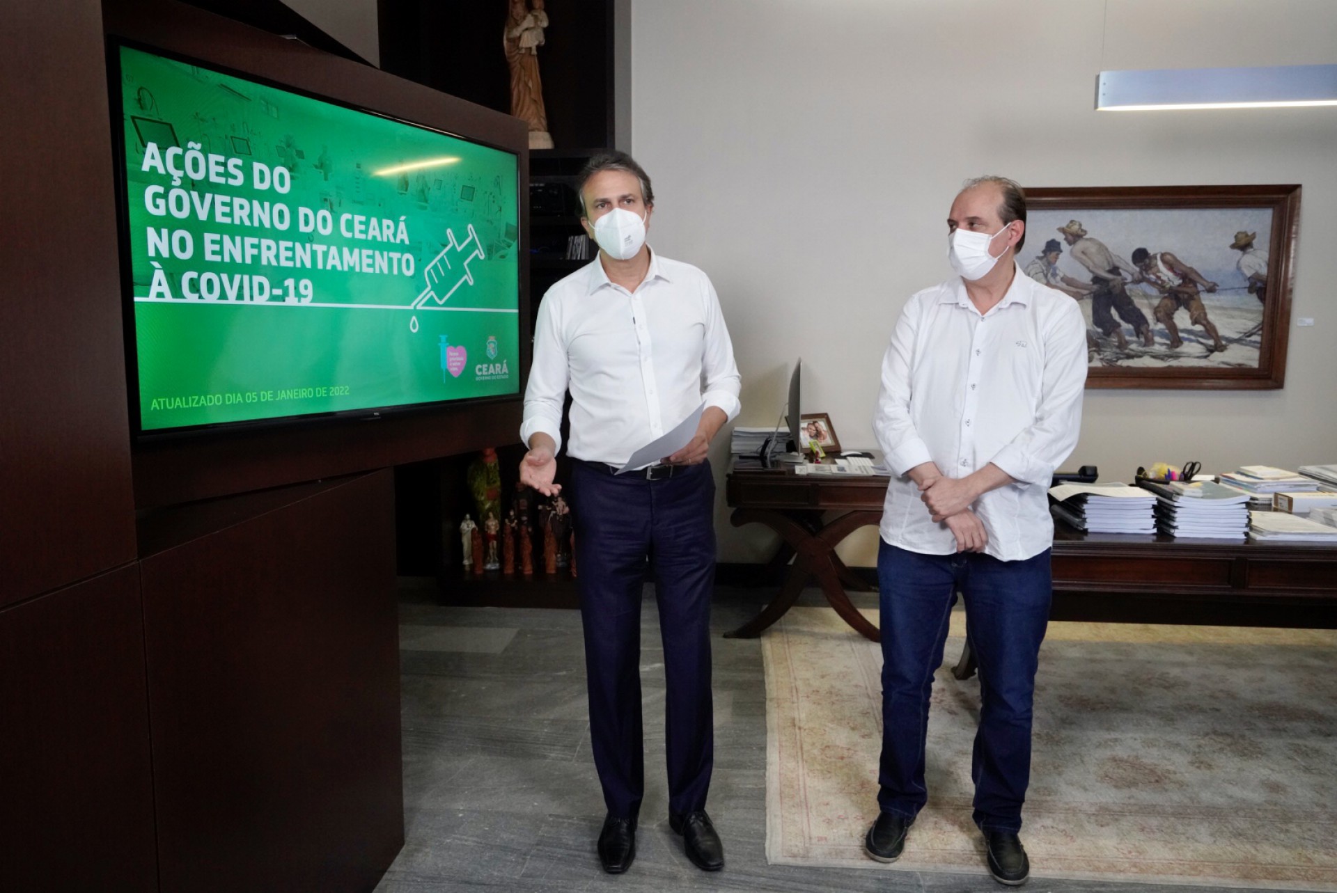 ￼GOVERNADOR Camilo Santana e o secretário da Saúde, Marcus Gadelha, anunciaram novo decreto (Foto: CARLOS GIBAJA/GOV DO CEARA)