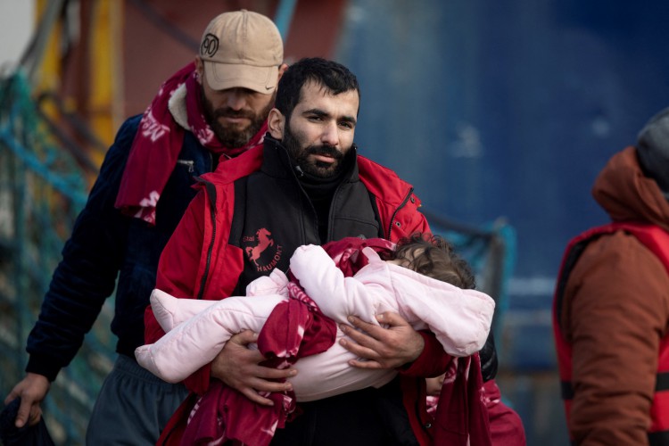 Bebê trazido por imigrantes cruzou o Canal da Mancha