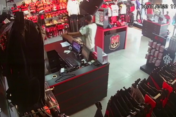 Loja do Flamengo &eacute; assaltada e funcion&aacute;ria desmaia ap&oacute;s ter arma apontada para cabe&ccedil;a
