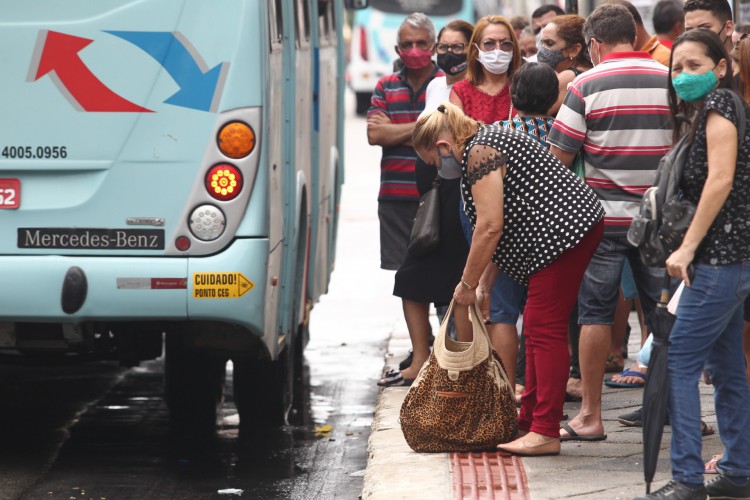 Movimenta&ccedil;&atilde;o de passageiros em paradas de &ocirc;nibus do centro 