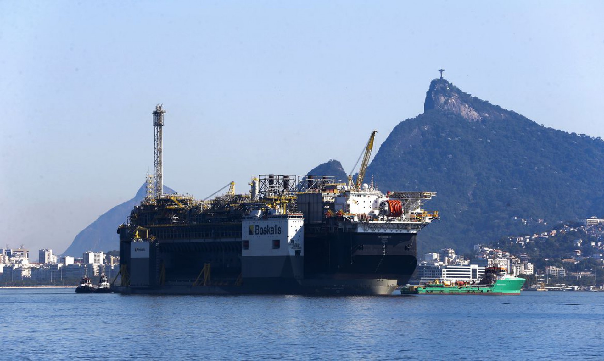 A Petrobras anunciou a chegada da plataforma de petróleo, P-67, ancorada na Baía de Guanabara, destinada ao Sistema de Produção do Campo de Lula, no pré-sal da Bacia de Santos. (Foto: Tânia Rêgo/Agência Brasil)