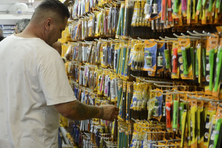 Venda a varejo de material escolar em lojas da 25 de Março, região central.