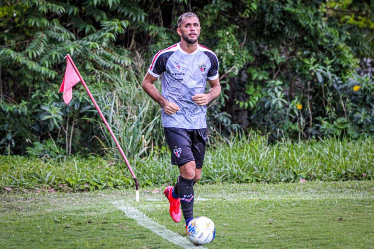 Atacante Edson Cariús em treino do Ferroviário no estádio Elzir Cabral