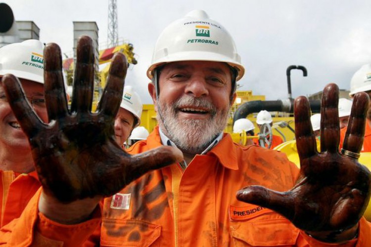 Lula com petróleo nas mãos em anúncios da Petrobras, na época em que era presidente