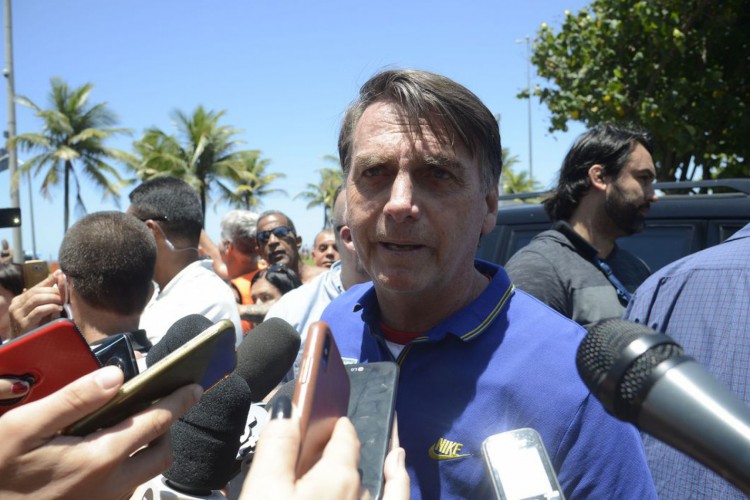 O presidente eleito, Jair Bolsonaro, fala com jornalistas na chegada a sua casa onde mora em um condomínio na Barra da Tijuca, na zona oeste do Rio.