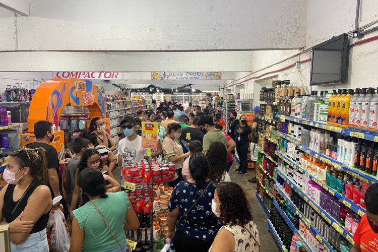 Centro de Fortaleza registra intensa movimentação em busca de material escolar